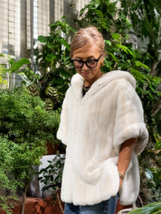 [REIKO] FAUX FUR HE-A HOODED PONCHO